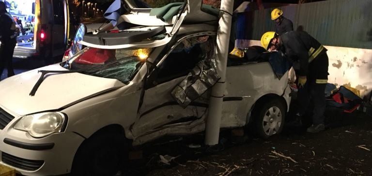 Tres heridas, una de ellas grave, en una colisión de dos coches en el cruce de Güime