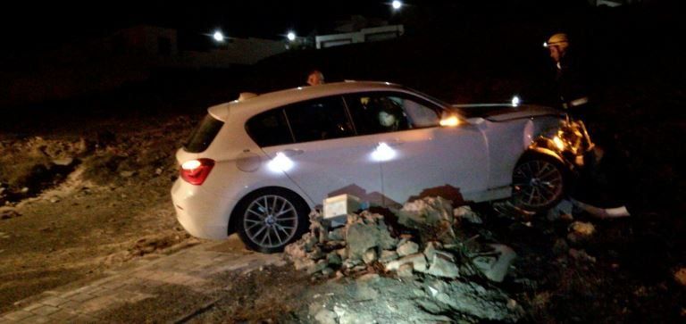 Abandona el coche tras empotrarse contra un cuadro de luz