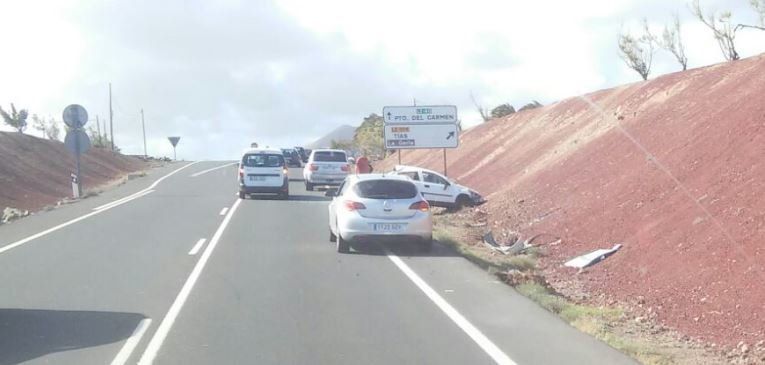 Herido leve un hombre de 62 años tras salirse de la vía con su coche