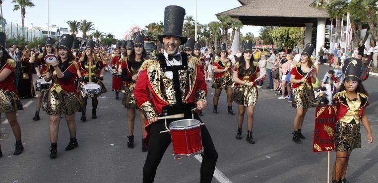 Costa Teguise se llenó de color y ritmo con su gran desfile de Carnaval