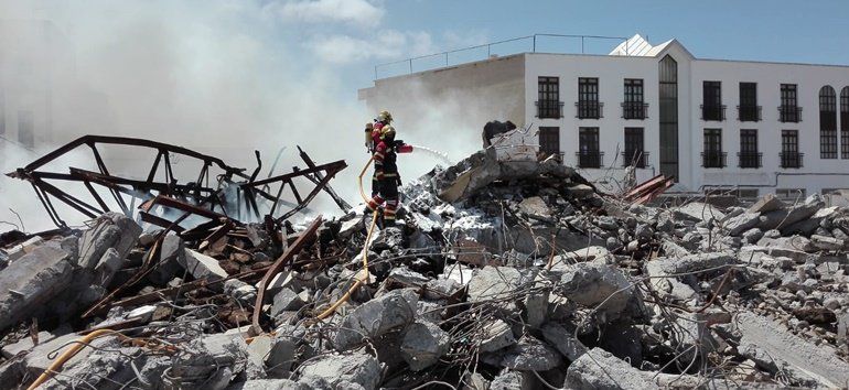 Siete horas y 42.000 litros de agua para extinguir un incendio en Garavilla