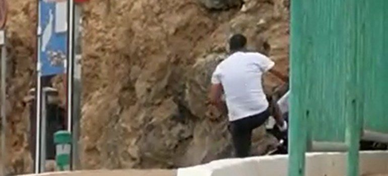 La Policía Nacional investiga a un hombre grabado en vídeo destrozando varios vehículos en Arrecife