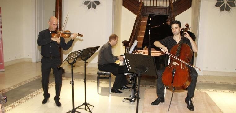 La Casa de la Cultura Agustín de la Hoz acogió el concierto "Aires del Este, Aires del Oeste" del Trio Aede