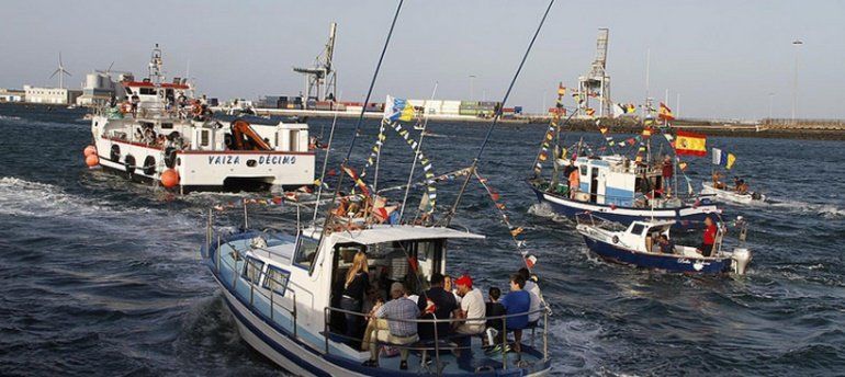 La tradicional procesión marítima pone fin a las fiestas del Carmen de Valterra