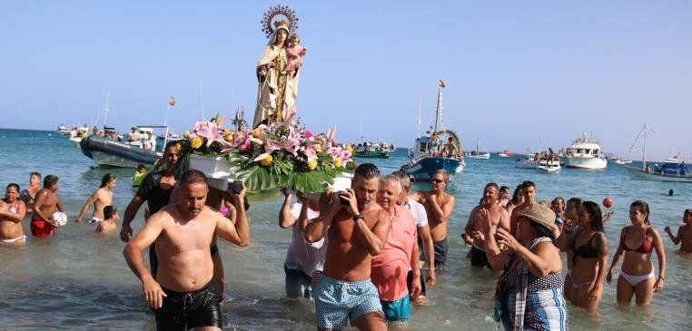 Playa Blanca manifiesta su devoción a la Virgen del Carmen por mar y tierra