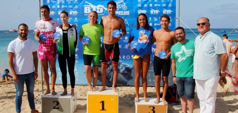 Dávide Ledda y Erika Rivero estrenan el podio de la Travesía Museo Atlántico Playa Blanca