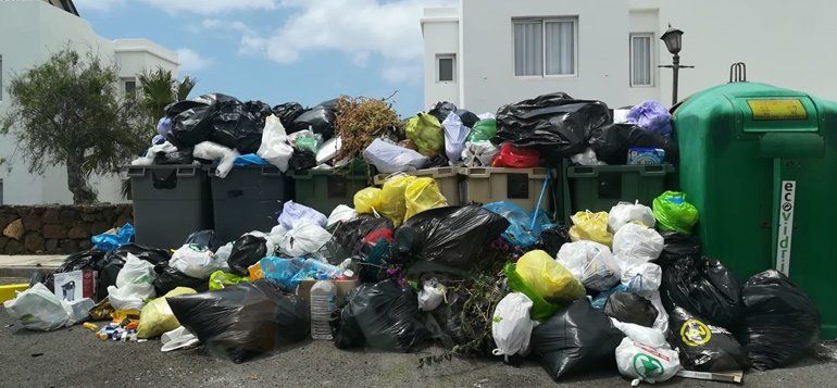 San Borondón reclama una limpieza "urgente" de las calles de Playa Blanca tras las fiestas del Carmen