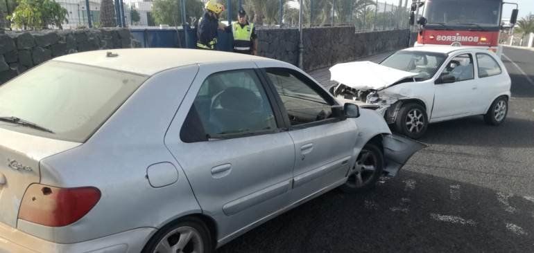 Tres heridos leves en un choque entre dos vehículos en Playa Blanca