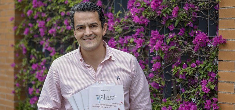 El periodista y escritor Roberto Arrocha presenta en Arrecife su libro 'Hoy sí me puedo levantar'