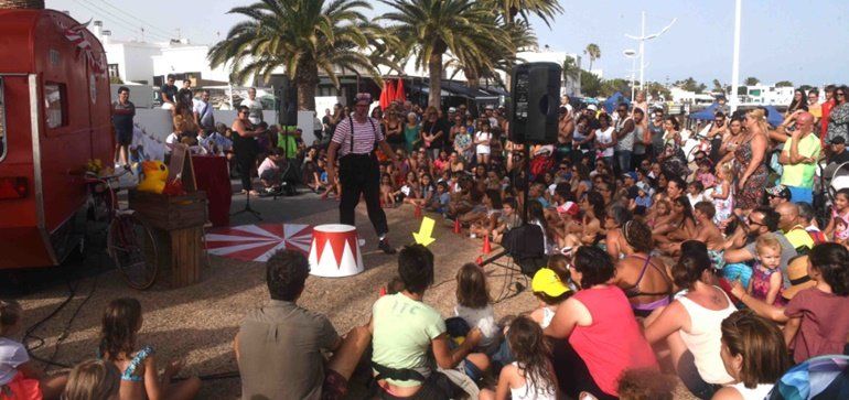 El XI Festival Mar en Calma llenó de música, teatro y humor la playa y la avenida de Playa Honda