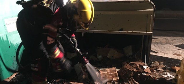 Los bomberos extinguen dos incendios, uno en un contenedor en Tahíche y otro en una papelera en Arrecife