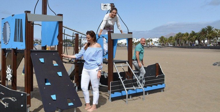 Tías estrena el primer parque infantil en una playa de la isla y anuncia 500.000 euros en zonas de juegos