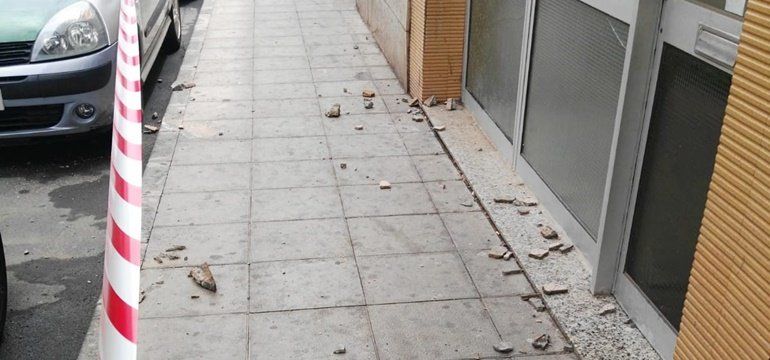 La caída de cascotes de un edificio de Arrecife provoca daños en un vehículo