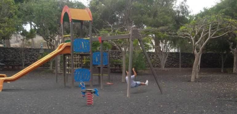 San Borondón reclama que no se deje entrar mascotas en el parque infantil y merendero de Uga