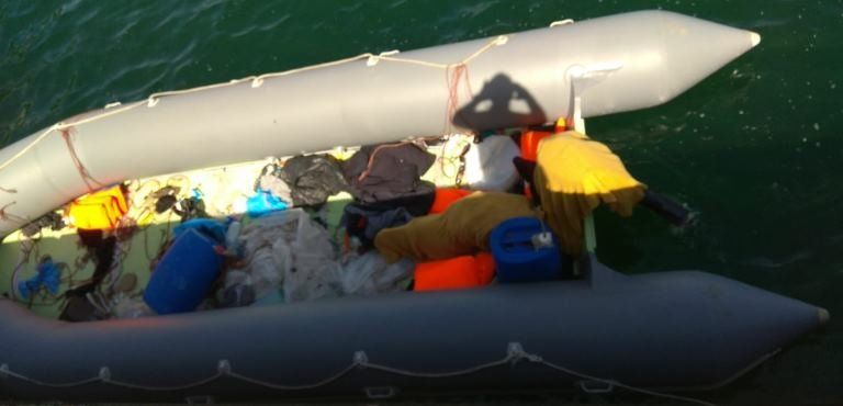 Otra patera alcanza las costas de Lanzarote en pleno día y junto al Puente de las Bolas