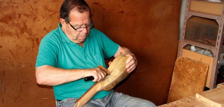 El Cabildo distinguirá como artesano del año a Antonio Lemes, "último luthier de la cuna del timple"