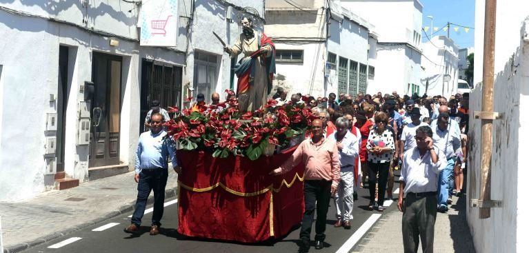 San Bartolomé celebra el día grande de su patrón con la eucaristía y la procesión por el pueblo