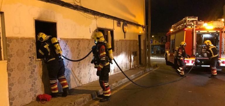 Atendida una mujer por inhalación de humo en un incendio en una casa abandonada de Arrecife