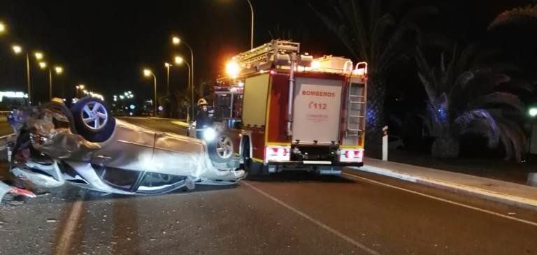 Herida una mujer de 41 años tras volcar con su  vehículo en la LZ 2 a la altura de Playa Honda