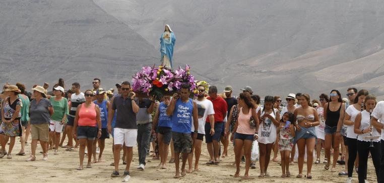 Caleta de Famara se vuelca en la procesión en honor al Sagrado Corazón de María