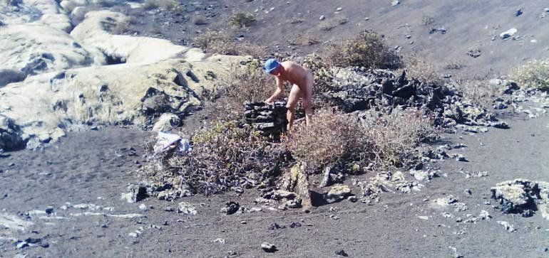 Denuncian la desprotección del patrimonio después de que un turista desnudo destrozase una colada