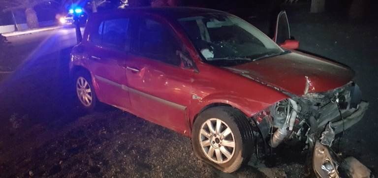 Un coche se sale de la vía y choca contra una palmera y una farola en Costa Teguise