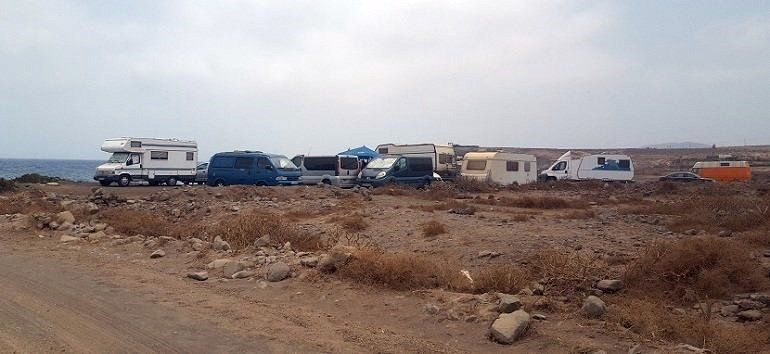 Cs exige al Ayuntamiento "una solución a la acumulación de caravanas" en la playa de La Garita