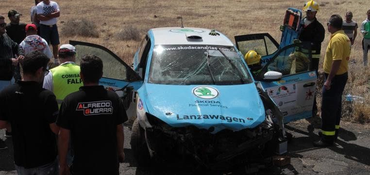 Uno de los de los coches del III Rallye Teguise da varias vueltas de campana