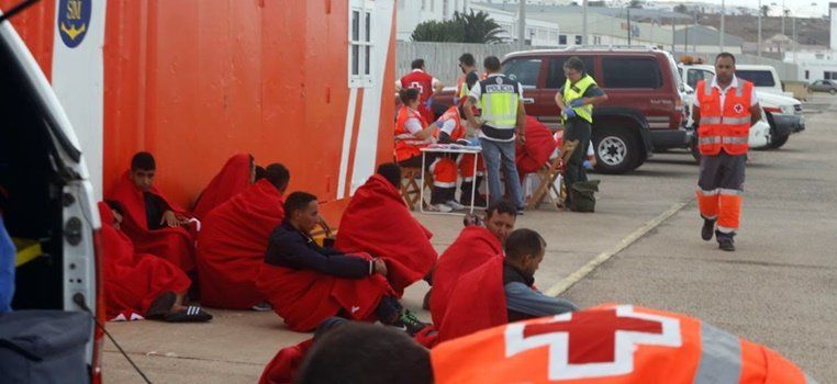 La patera interceptada cerca de Famara venía con 29 inmigrantes, entre ellos 13 posibles menores