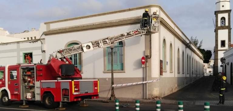 Los bomberos intervienen por la caída de cascotes en la oficina técnica del Ayuntamiento de Arrecife