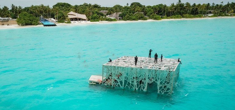 Derriban una obra de DeCaires en Maldivas por el significativo sentir público en contra de la instalación