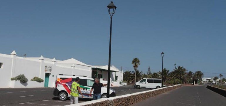 El Ayuntamiento renueva las luminarias del pueblo de Nazaret