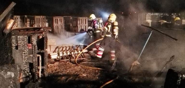 La Policía Local rescata unos gallos y gallinas del incendio de unos corrales en Nazaret