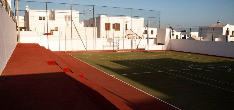 La cancha deportiva de Playa Honda anexa al Centro Cívico reabre sus puertas tras una inversión de 97.000 euros