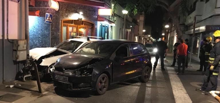 Tres heridos en la colisión de dos coches en la Calle Manolo Millares de Arrecife