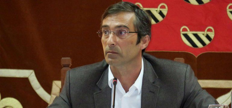 San Ginés anima a Corujo a explicar el comportamiento del PSOE durante el conflicto de los CACT