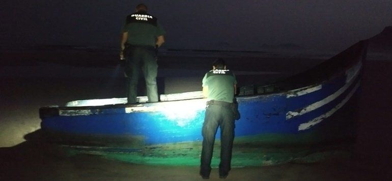 Dos nuevas pateras arriban de madrugada a la playa de Famara y a La Santa