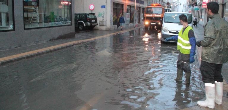 La lluvia deja calles anegadas en Arrecife y obliga a cerrar la carretera de Nazaret al Complejo