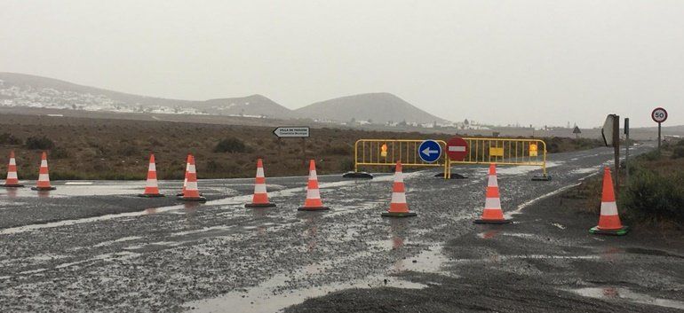 Cerradas también al tráfico las carreteras de Famara y del Mirador del Río por las lluvias