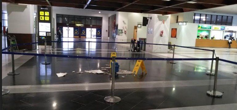 La lluvia deja retrasos en vuelos y provoca daños en el techo de la T2 del aeropuerto