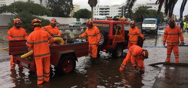 Operarios de emergencias dedican horas a controlar un gran charco de aguas fecales a la entrada de Arrecife