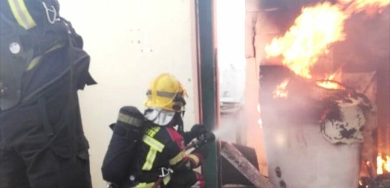 Los bomberos apagan el incendio en una vivienda en Arrecife