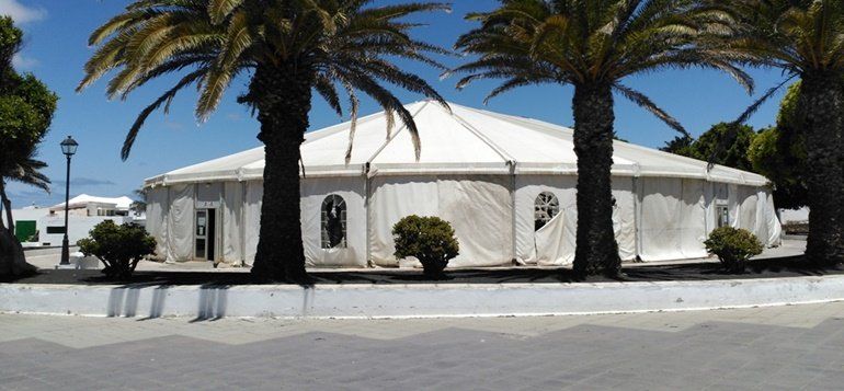 Teguise saca a concurso la renovación del cerramiento de la Carpa Municipal