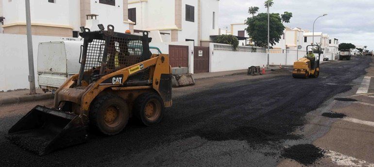 Comienzan las obras de reasfaltado de la calle Chimidas de Playa Honda