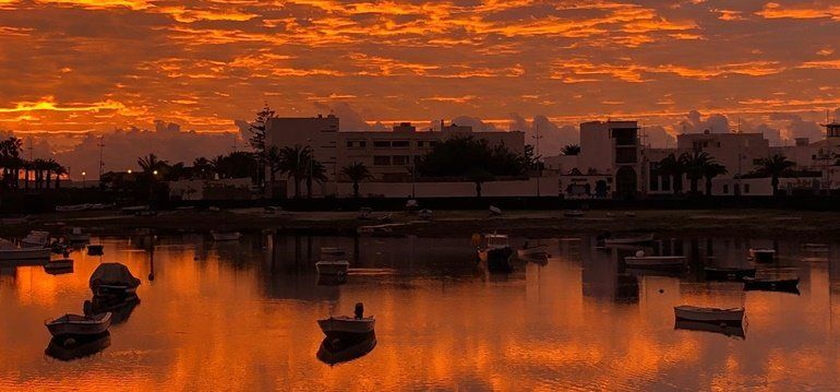 El día de Santa Cecilia deja un espectacular amanecer en Lanzarote