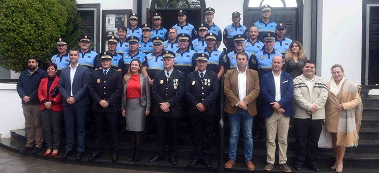 San Bartolomé condecora a los agentes de la Policía Local que llevan más de 20 años de servicio