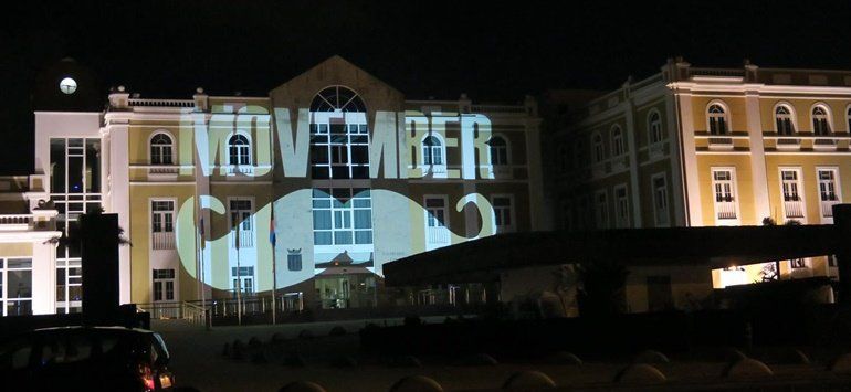 El Cabildo de Lanzarote se sumó al movimiento Movember iluminando su fachada con un bigote