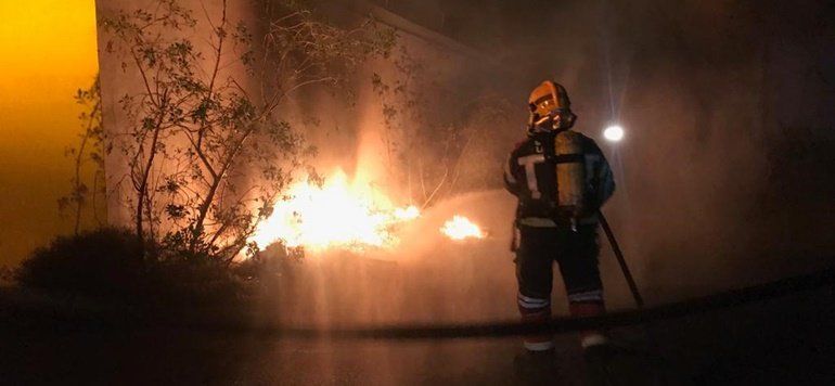 Los bomberos extinguen un incendio de basura y rastrojos en Arrecife