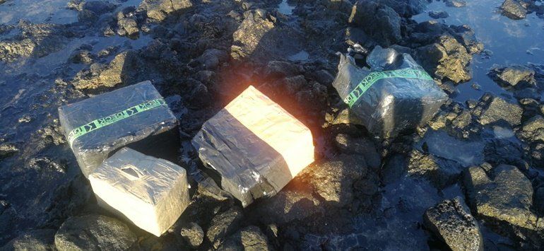 La Guardia Civil encuentra 50 kilos de hachís junto a la patera llegada a Órzola de madrugada