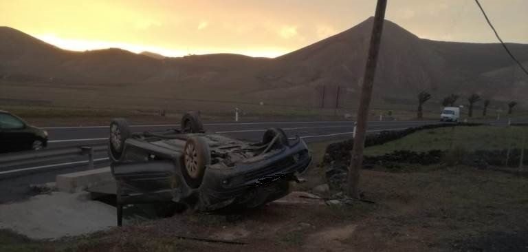 Un coche se sale de la vía y vuelca cerca de la rotonda de Playa Quemada